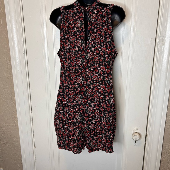 Floral Halter Neck Romper - Picture 4 of 6